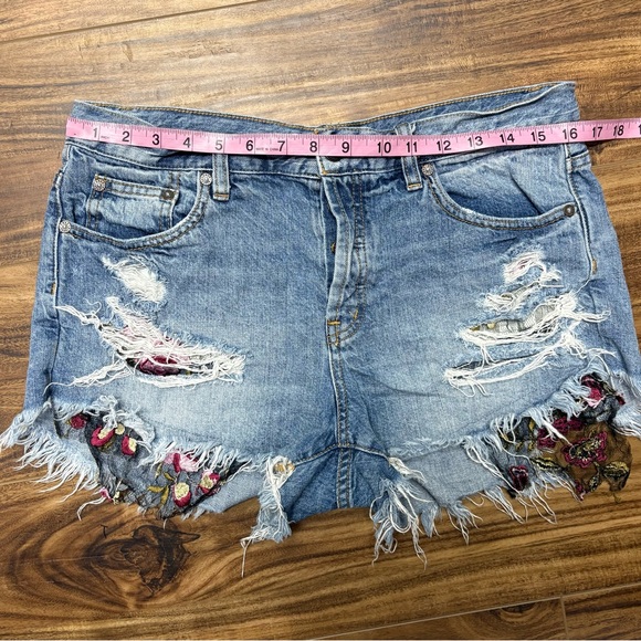 We The Free, denim shorts, distressed, mesh, floral mesh appliqué, size 29 - Picture 2 of 7